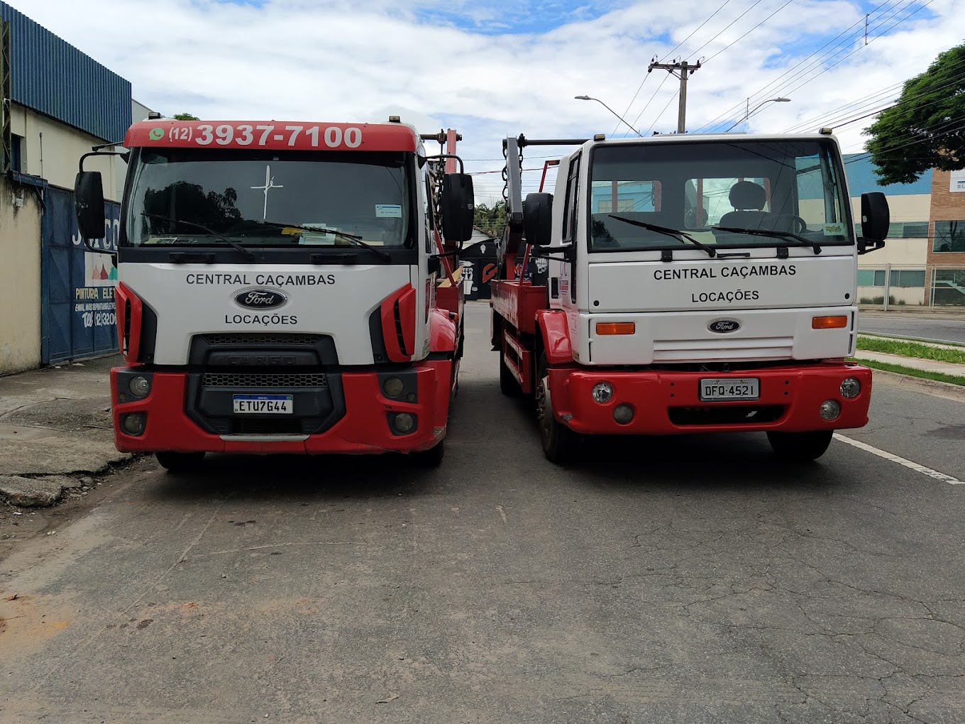 Frota de caminhões da Central Caçambas estacionada